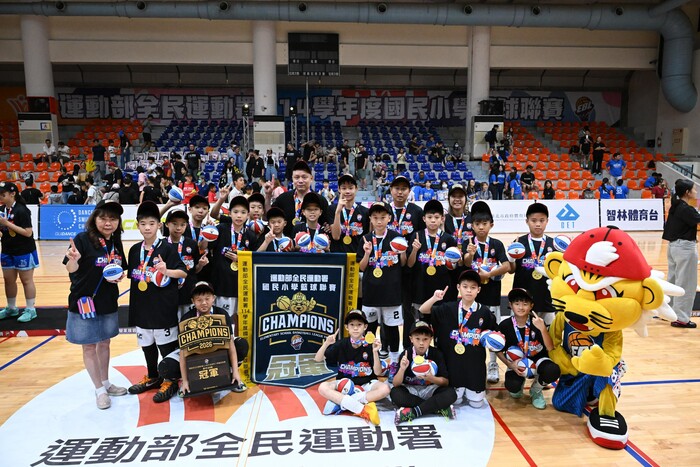 籃球隊榮獲小學聯賽冠軍